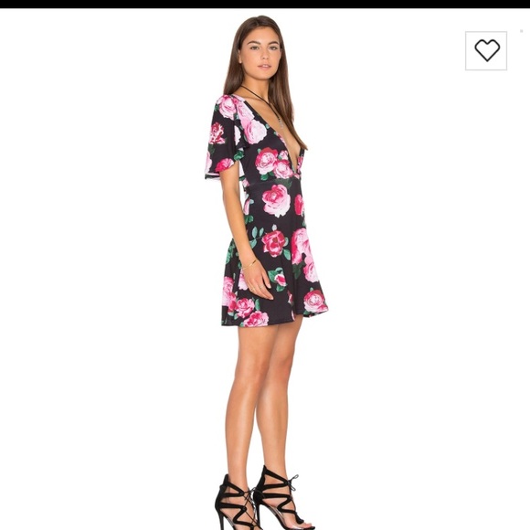 Low V-neck dress - Picture 2 of 7